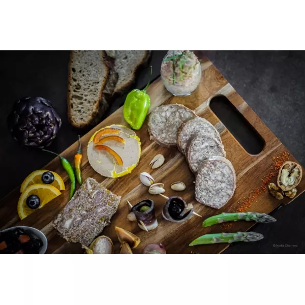 Planche apéritif avec cou farci.