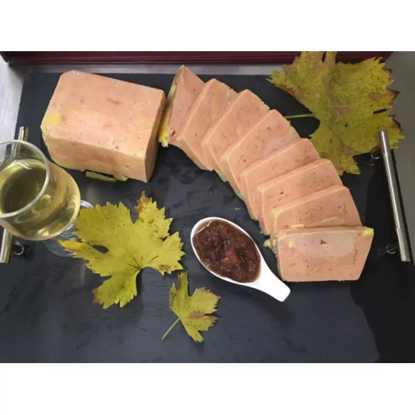 Foie gras de canard du sud-ouest mi-cuit et confit d'oignons.