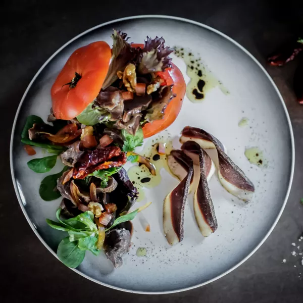 Assiette de gésiers de canard confits en salade Périgourdine.