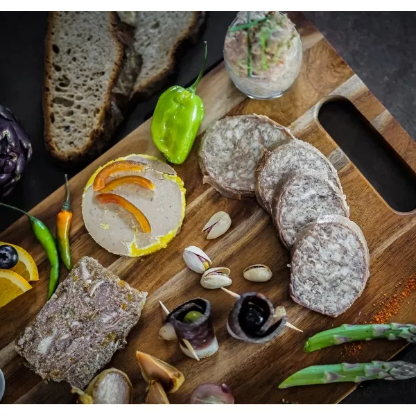 Planche apéritive avec de la rillettes pur canard.